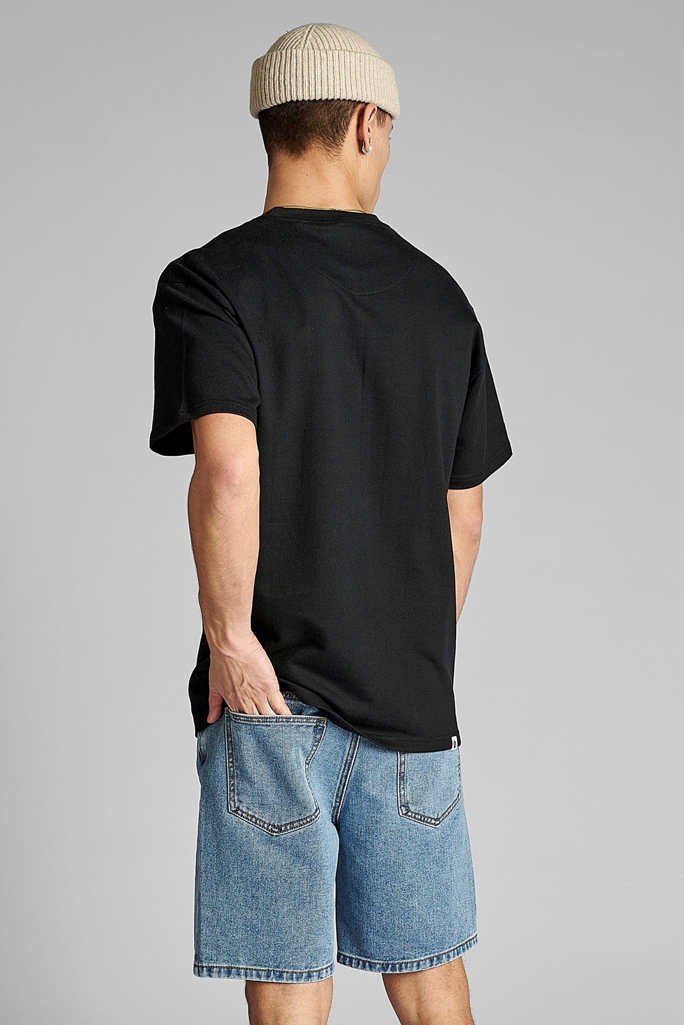 900180-0000_2.jpg