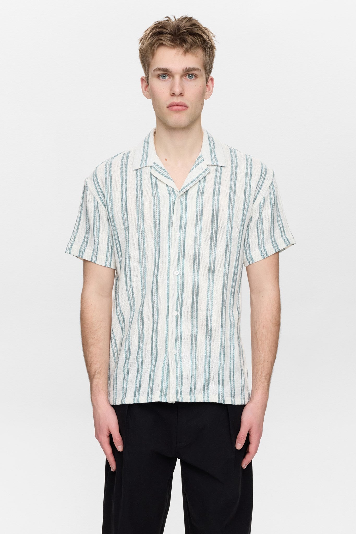 AKLEANDER STRUC STRIPE2 SS SHIRT - Tofu